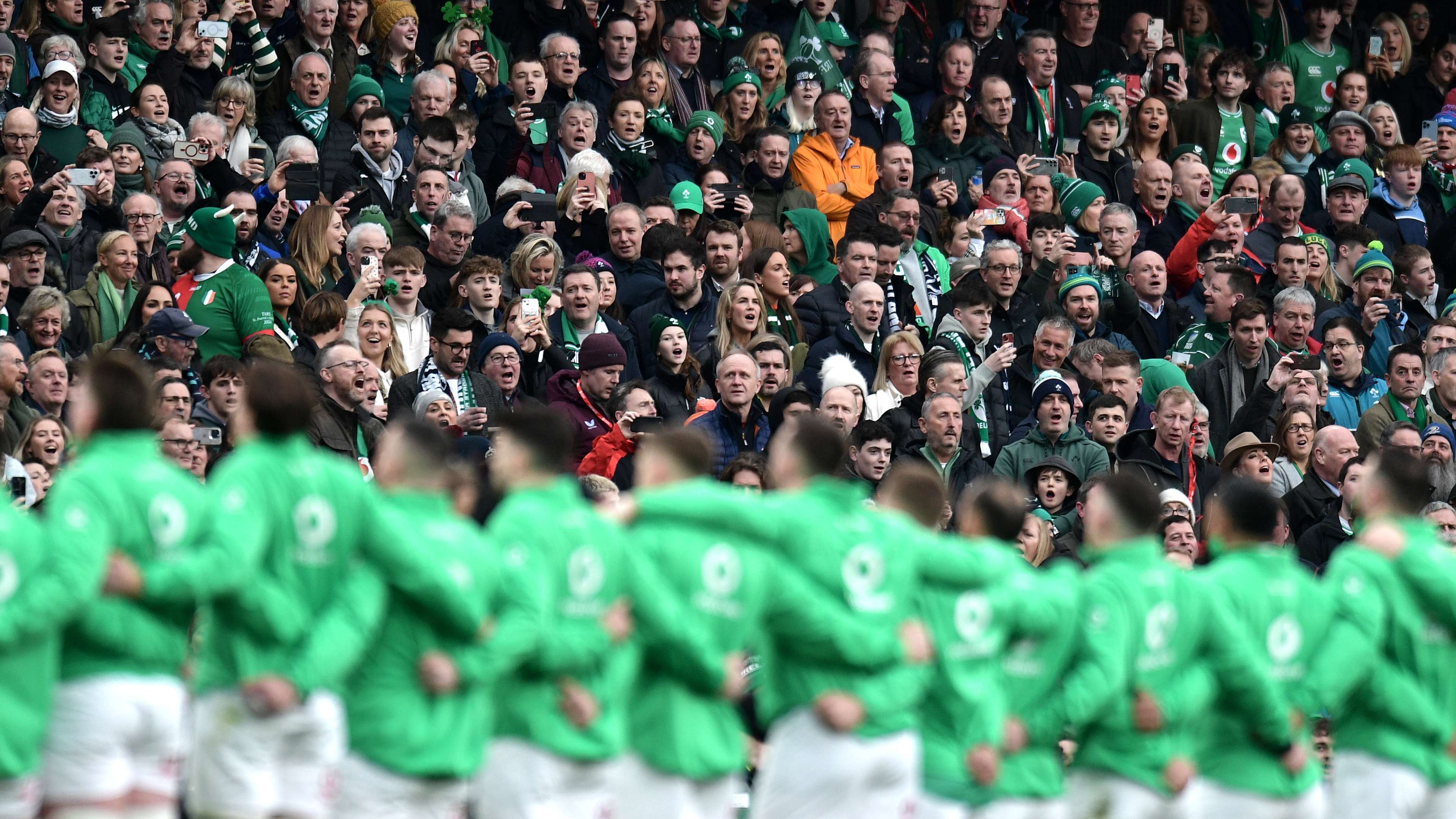 國足迷噓日國歌、激光筆射龍門　日網民：球迷不成長，球隊也不會.